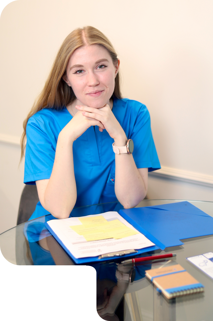 Pracownica Servitum siedząca nad dokumentami biurowymi.