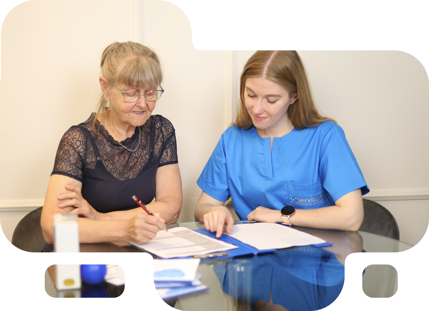 Pracownik Servitum grający w grę planszową z Podopieczną.